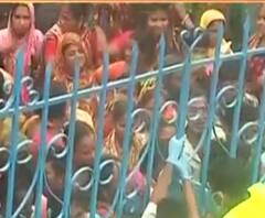 কাকদ্বীপে ত্রাণের জন্য হুড়োহুড়ি, বিক্ষোভ, ত্রিপলের জন্য বিডিও অফিসের গেট ভেঙে ভিতরে ঢোকার চেষ্টা