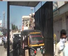 Maharashtra Lockdown | Social Distancingचा वाशिमध्ये फज्जा; निर्जंतुकीकरण कक्षाखालून जाताना वाहनधारकांची गर्दी