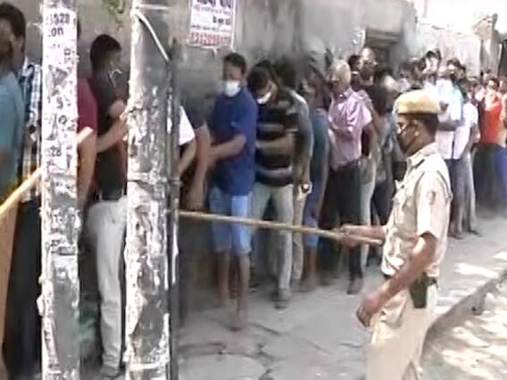 Delhi में 70% कोरोना टैक्स लगाने के बाद भी शराब दुकानों पर उमड़ी भीड़
