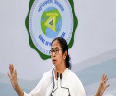 নাইট কার্ফুর মধ্যে ট্রেন বা বিমান এলে সেই যাত্রীরা কীভাবে যাবেন? প্রশ্ন মমতা বন্দ্যোপাধ্যায়ের 