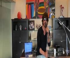 হয় মা নয় বৌমা: অনলাইন কনসার্টে শাহরুখ খান ও আব্রাহামের যুগলবন্দি