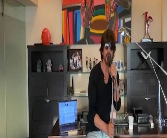 হয় মা নয় বৌমা: অনলাইন কনসার্টে শাহরুখ খান ও আব্রাহামের যুগলবন্দি