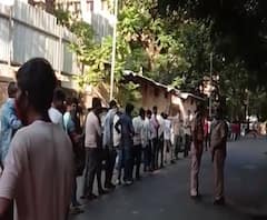 Solapur Social Distancing | सोलापूर रुग्णालयाबाहेर नियम पाळत परप्रांतीयांची रांग, मुंबईला जे जमलं नाही ते सोलापूरने केलं!