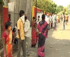 coronavirus | सोलापुरातील बँकांसमोर नागरिकांची गर्दी, सोशल डिस्टन्सिंगच्या नियमांचा फज्जा