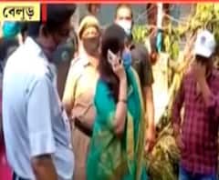 নেই জল-বিদ্যুৎ, বেলুড়ে অবরোধে সামিল বালির তৃণমূল বিধায়ক বৈশালী ডালমিয়া, সিইএসসির ভূমিকা নিয়ে ক্ষোভ প্রকাশ