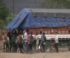 Migrant Worker घर गाठण्यासाठी मजूर वाट्टेल ती किंमत मोजायला तयार,प्रत्येक मजुराकडून 3 हजारांची वसुली