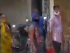 અમદાવાદ ઇન્ડિયા કોલોની અર્બન સેન્ટર પર શાકભાજી અને કરિયાણાના વેપારીઓ લગાવી લાઇન