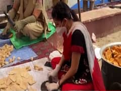 जरूरतमंदों की मदद के लिए नजफगढ़ थाने पहुंची Sapna Chaudhary, महिला पुलिसकर्मियों संग बेली पूड़ियां