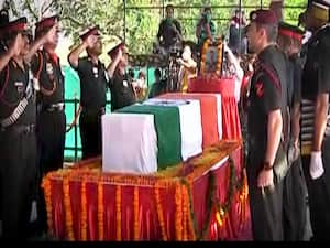 Martyr Major Sood's wife pays tribute to Tricolor | Ghanti Bajao