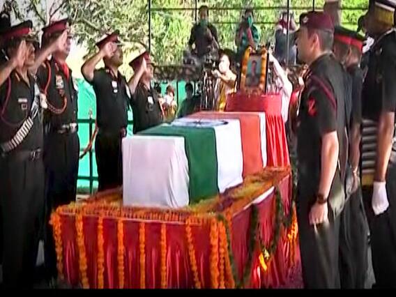 Martyr Major Sood's wife pays tribute to Tricolor | Ghanti Bajao