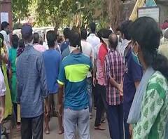 Lockdown 3 | बस उपलब्ध होण्याची माहिती मिळाल्याने लोकांची परळ बस स्थानकावर नागरिकांची मोठी गर्दी