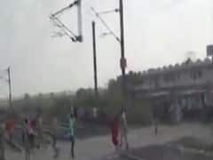 સુરત: કીમ રેલવે સ્ટેશન પાસે કામદારો ભોજન અને વતન જવાની માંગ સાથે રસ્તા પર ઉતર્યા, જુઓ વીડિયો 