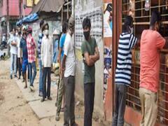 कीमत बढ़ने पर भी शराब खरीदने के लिए लगी लोगों की लंबी लाइन