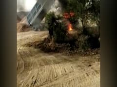 UP: हमीरपुर में हाइटेंशन टायर के संपर्क में आने से ट्रक में लगी आग, ड्राइवर-क्लिनर सुरक्षित