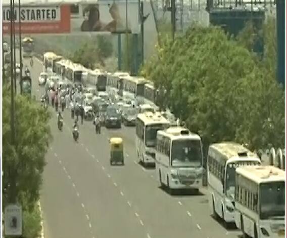 हवं तर बसवर भाजपचे झेंडे लावा, पण बस सुरु करण्यास परवानगी द्या, प्रियांका गांधींचा भाजपला टोला