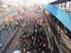 Mathura: Migrants in large numbers come out on streets 