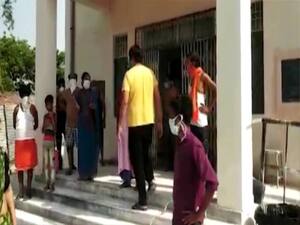 Prayagraj: कोरोना अस्पताल में पानी को तरसते मरीजों ने किया हंगामा