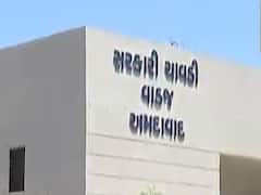 અમદાવાદમાં સરકારી કચેરીઓ બહાર શ્રમિકોએ લગાવી લાંબી કતારો, જુઓ વીડિયો