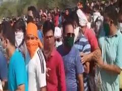 Chhattisgarh में social distancing को भूलकर लोग शराब दुकान पहुंचे