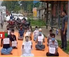 রেশন দুর্নীতির প্রতিবাদ, বিদ্যুৎ বিল মকুব সহ একাধিক দাবিতে পুরাতন মালদার নারায়ণপুরে ধর্নায় বিজেপি