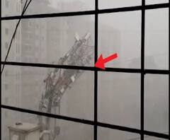 Pune Heavy Rain | पुण्यात मुसळधार पाऊस, मंगळवार पेठेत मोबाईल टॉवर कोसळला, नागरिक घरी असल्याने जीवितहानी नाही