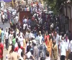 Migrant Workers | मुंबईच्या धारावीत परप्रांतिय मजुरांची आजही गर्दी, रेल्वे स्टेशन गाठण्यासाठी रांगा