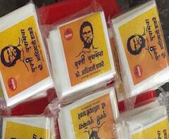 कुलाब्यात शिवसेनेकडून वाटप केलेल्या सॅनिटरी पॅड्सच्या पाकिटावर आदित्य ठाकरेंची जाहिरात