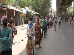 Not only liquor, 1-km long queues for ration in Delhi | Ground Report 