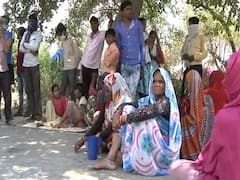UP: Labourers in Noida waiting for work to resume