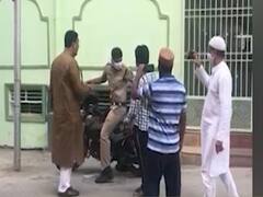 Owaisi's party member threatens police in Hyd | Ghanti Bajao 