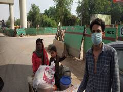 पत्नी और 3 साल के बच्चे के साथ दिल्ली से एमपी के लिए रेडी पर निकला मजदूर 