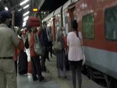 Train चली तो स्टेशन पहुंच गए लेकिन घर कैसे जाएं? Delhi से चले मजदूर Kanpur में फंसे