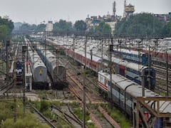 श्रमिक स्पेशल ट्रेनों में जुड़ेंगे आइसोलेशन वॉर्ड वाले 50% कोच, इमरजेंसी के लिए रेलवे ने किया था तैयार 