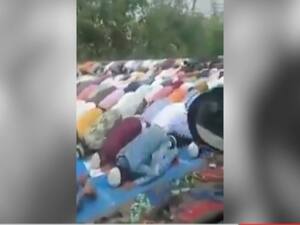 Truth behind viral video of people offering namaz on road during lockdown | Sacchai Ka Sensex