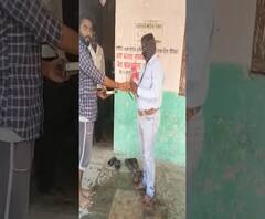 Yavatmal Gandhigiri | यवतमाळमध्ये 93 दिवसांनी कार्यालयात आलेल्या ग्रामसेवकाचं गांधीगिरीने स्वागत, नाराज गावकऱ्यांकडून पाय धुवून ओवाळणी!