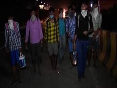 Karnataka से बड़ी तादाद में प्रवासी मजदूर पैदल Uttar Pradesh, Bihar और Jharkhand लौट रहे हैं