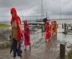 উমপুন: নদীর চেহারা নিয়েছে রাস্তা, বাঁধ ভেঙে প্লাবিত সুন্দরবনের গোসাবার একাধিক গ্রাম 