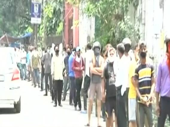 Lockdown: Lucknow में लोगों को शराब की दुकानें बंद होने का डर,झोला भर कर खरीद रहे शराब