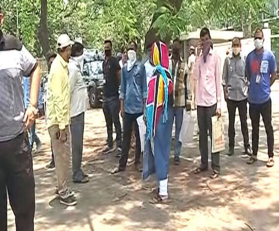 Maharashtra Lockdown | ...म्हणून पुण्यातील जिल्हाधिकारी कार्यालयाबाहेर नागरिक जमले