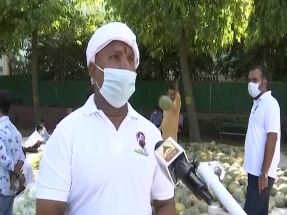 Youth Congress के कार्यकर्ताओं ने किसानों से सीधे सब्जी खरीद उसे गरीबों में बांट दिया