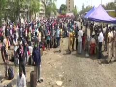 पश्चिम बंगाल जाने के लिए मुंबई बस डिपो पर मजदूरों की भारी भीड़