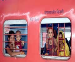 এক ঝলকে: থার্মাল স্ক্রিনিং ছাড়াই ডানকুনিতে আসা পরিযায়ী শ্রমিকদের তুলে দেওয়া হল বাসে