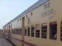 કચ્છમાં ફસાયેલા શ્રમિકો માટે ભૂજ-પ્રયાગરાજ સ્પેશ્યલ ટ્રેન રવાના, જુઓ વીડિયો