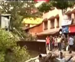 উমপুন: পূর্ণদাস রোডে গাছ কাটার কাজ শুরু সেনাবাহিনীর সদস্যদের