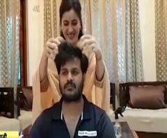 Navneet Rana | खासदार पत्नीकडून आमदार पतीची घरच्या घरी हेअर कटिंग! हेअर स्टायलिस्ट नवनीत राणा