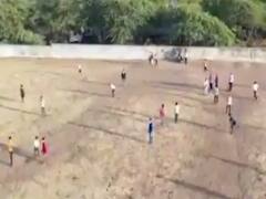 સુરતના પાંડેસરામાં ક્રિકેટ રમતા યુવાનો ડ્રોન કેમેરામાં કેદ, જુઓ વીડિયો