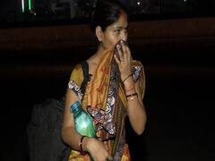 गर्भवती पत्नी को लेकर पैदल ही निकले बस्ती के लिए | ABP News Hindi