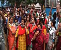 নষ্ট হচ্ছে ইনসুলিন, বিদ্যুৎ না থাকায় ওয়ার্ক ফ্রম হোমে বাঁধা, চাকরি থাকবে তো? কলকাতায় বিক্ষোভ-অবরোধ