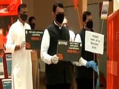 Fadnavis ने काला मास्क पहन महाराष्ट सरकार के खिलाफ किया प्रदर्शन, किसानों की आर्थिक मदद करने की मांग