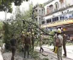 নজরে ৯টা: এখনও বিদ্যুৎহীন বহু এলাকা, অব্যাহত বিক্ষোভ-অবরোধ, উমপুনের ধাক্কা মেট্রোয়